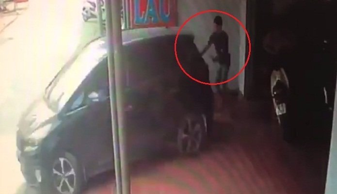 Clip: Nữ tài xế lùi ô tô bất cẩn, lao lên hiên nhà tông người chỉ đường