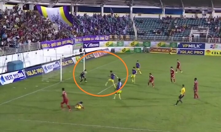 Video: Sao U23 Việt Nam phản lưới, dâng bàn thắng cho HAGL