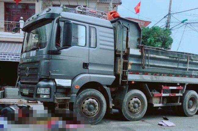 Bị xe tải tông ngay giao lộ, nam 9X chết thảm tại chỗ