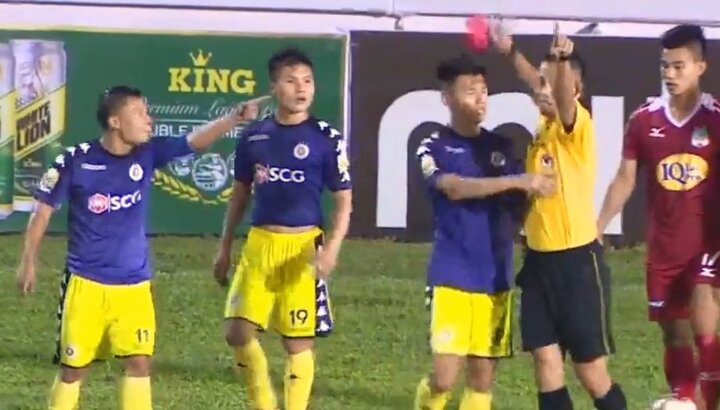 Video: Thành Lương nhận thẻ đỏ, HLV Hà Nội nổi nóng với trọng tài