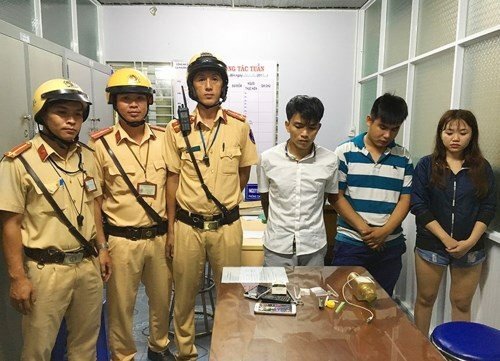 Kiểm tra hành chính, CSGT phát hiện nhóm thanh niên tàng trữ ma túy