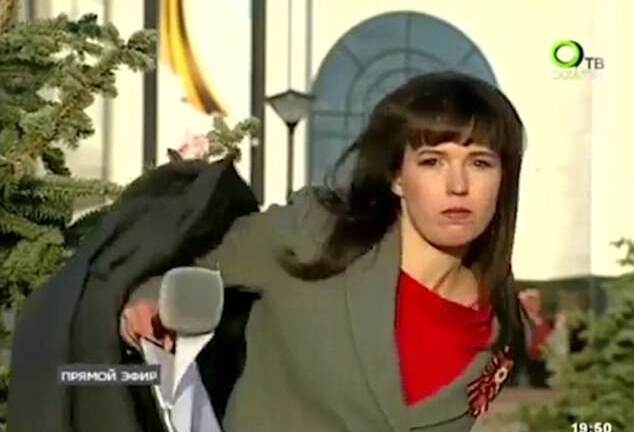 Video: Nữ phóng viên Nga cuống cuồng cởi áo trên sóng truyền hình trực tiếp