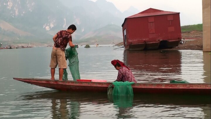 Video: Xem đồng bào người Thái quăng bát quái bắt tôm sông thu 2 triệu/ngày
