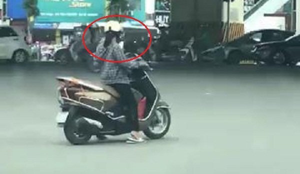 Clip: Nữ 'ninja Lead' vượt đèn đỏ, nghênh ngang dừng xe giữa ngã tư xem điện thoại