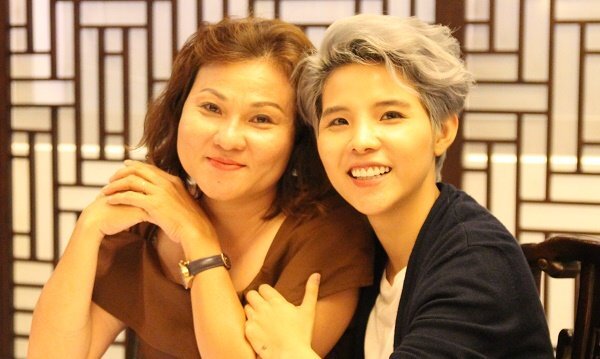 Vũ Cát Tường mời gia đình đi ăn mừng Ngày của mẹ