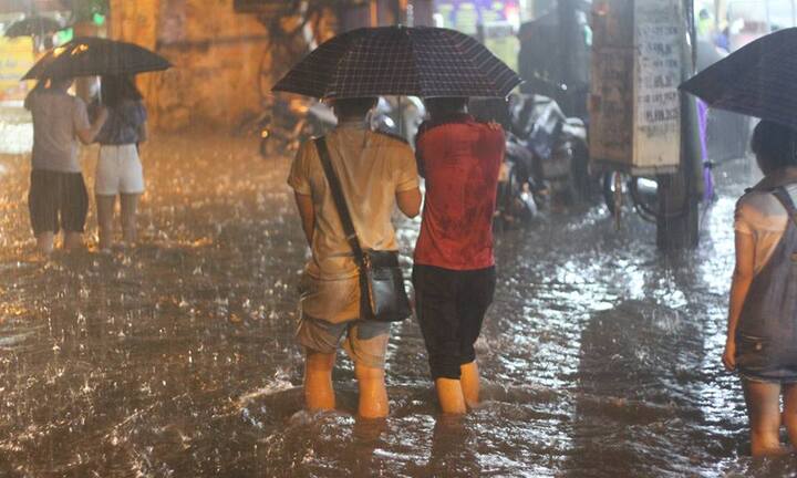 Video: Hà Nội đón cơn mưa lớn nhất từ đầu năm, phố cũng như sông