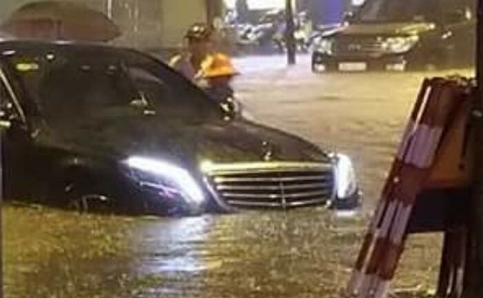 Ảnh: Hà Nội đón mưa lớn đầu mùa, ô tô sang chìm trong biển nước