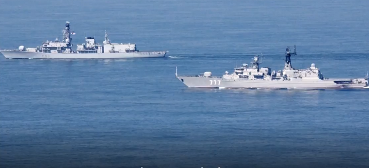 Video: Hộ vệ hạm Nga rượt tàu sân bay Mỹ trên Địa Trung Hải