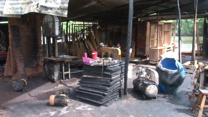 Chập điện, cơ sở mỹ nghệ ở Cà Mau bị thiêu rụi