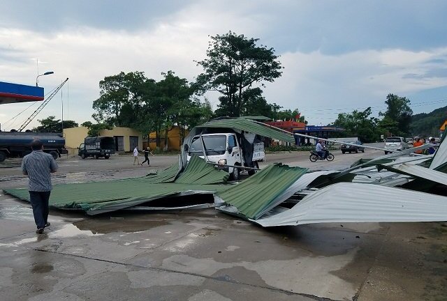 Lốc xoáy tốc mái tôn, bay xa 20m, trùm kín xe tải đang chạy