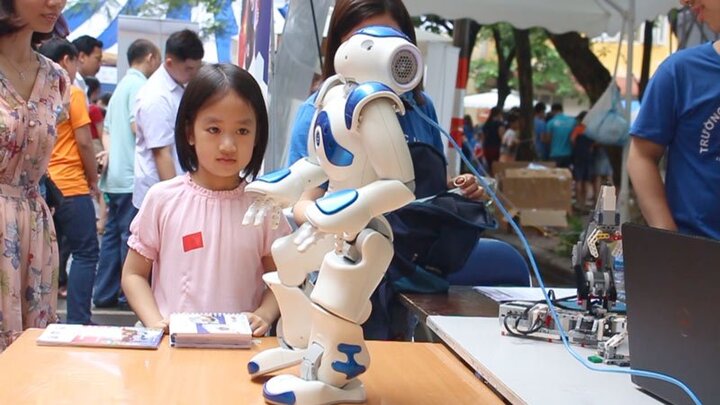 Ảnh: Trẻ em Hà Nội trải nghiệm điều khiển robot tại Ngày hội STEM 2018