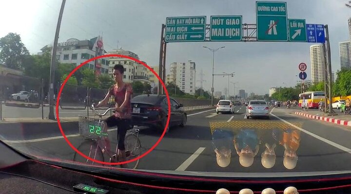 Clip: 'Ninja' xe đạp đi ngược chiều, luồn lách giữa 2 làn ô tô ở Hà Nội