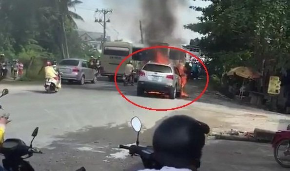 Clip: Ô tô đang đi bỗng cháy dữ dội kèm tiếng nổ ở Vĩnh Long