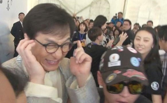 Thành Long bịt tai khi bị hỏi chuyện con gái sống ở hầm cầu