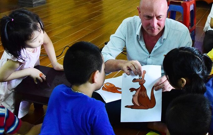 Video: Ông Tây dạy tiếng anh miễn phí trong chùa ở Hà Nội