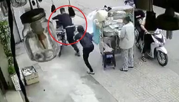 Clip: Trộm bẻ khóa 'nhảy' xe máy nhanh như chớp, dân không kịp trở tay