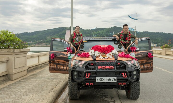 Bộ ảnh cưới siêu 'độc' của cặp đôi đam mê xe bán tải