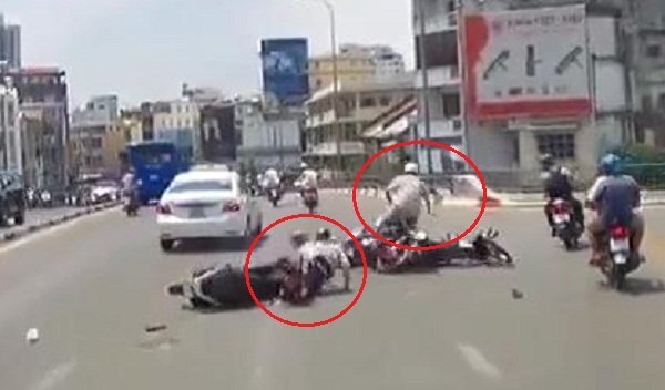 Clip: Phóng nhanh phanh gấp tránh taxi, xe máy gây tai nạn liên hoàn