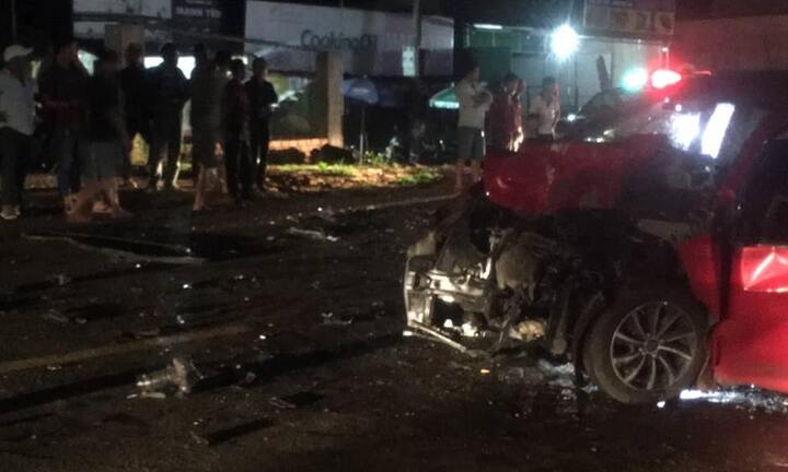 Ô tô lao dốc tông vào xe tải: Người dân dùng cưa đưa thi thể tài xế ra ngoài