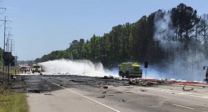 Video: Máy bay vận tải quân sự Mỹ gặp sự cố lao thẳng đầu xuống đất