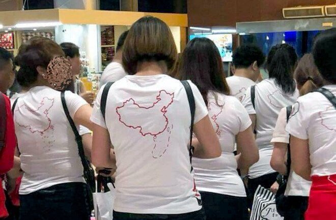 Du khách mặc áo hình ‘đường lưỡi bò’ phi pháp: Báo cáo Bộ Công an