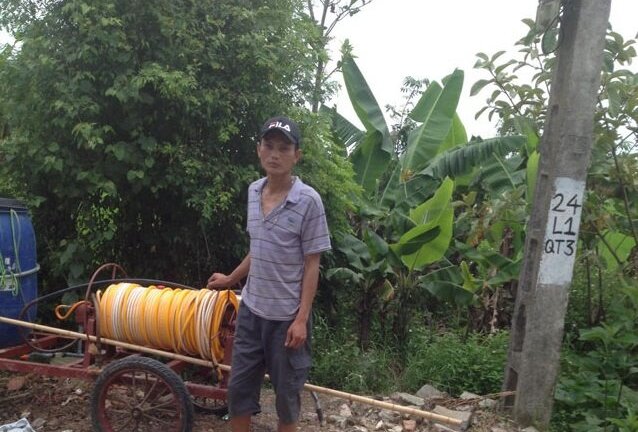 Máy phun thuốc sâu thần kỳ của anh nông dân trẻ