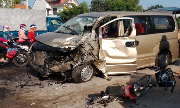 Tai nạn liên hoàn, 6 người bị thương, cả phường mất điện