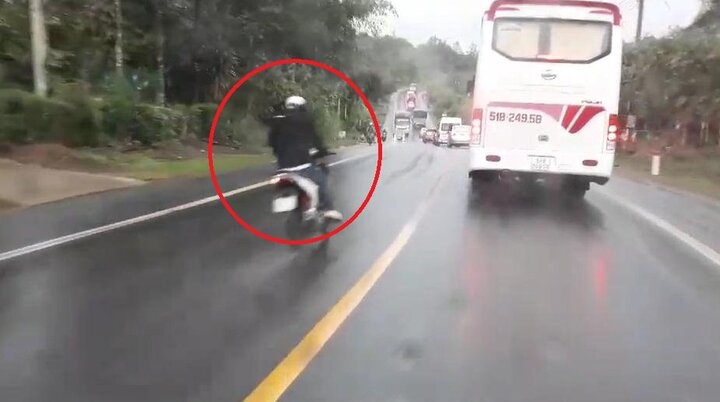 Clip: Xe máy phóng nhanh vượt ẩu, lao thẳng gầm xe tải ngược chiều