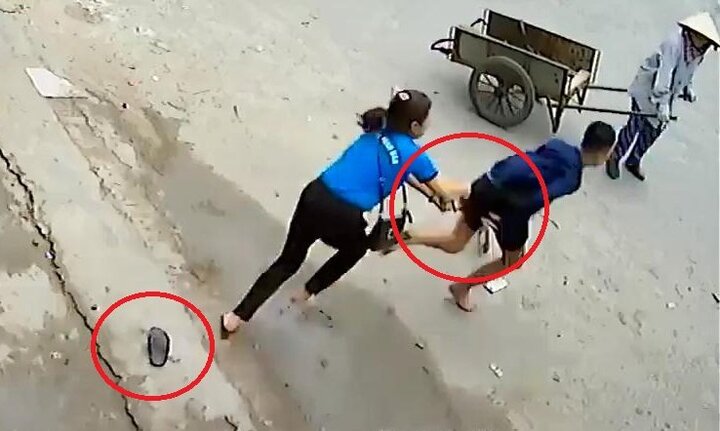 Clip: Trộm xe máy bị cô gái phát hiện truy đuổi, chạy rơi cả dép