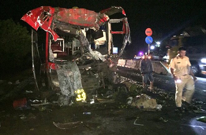 Xe khách vỡ nát sau cú tông xe đầu kéo, 12 người bị thương