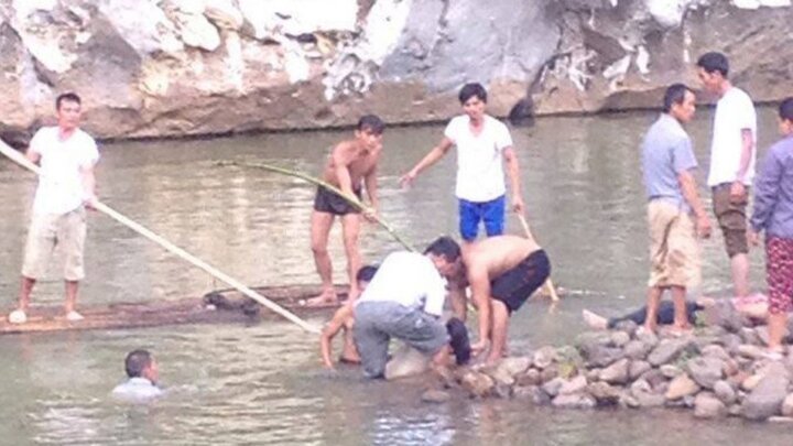 Đi bắt ốc, 2 học sinh chết đuối thương tâm