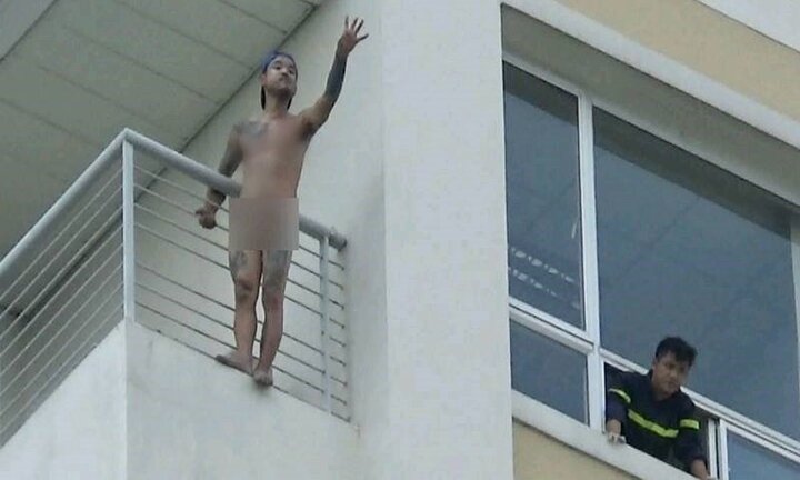 Nam thanh niên cởi quần áo, đòi nhảy từ tầng 10 bệnh viện xuống đất