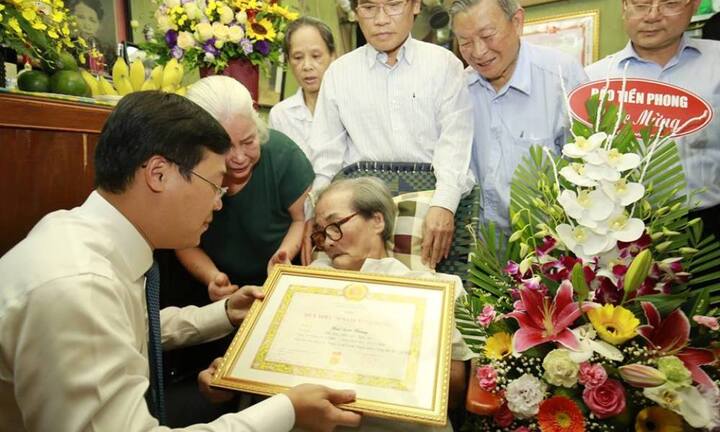 TƯ Đoàn trao tặng Huy hiệu 70 năm tuổi Đảng cho nhà văn, nhà báo Sơn Tùng