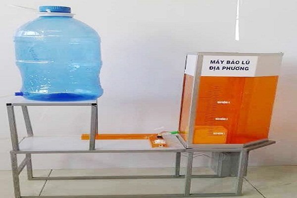 Máy báo lũ tự động do học sinh trung học cơ sở chế tạo