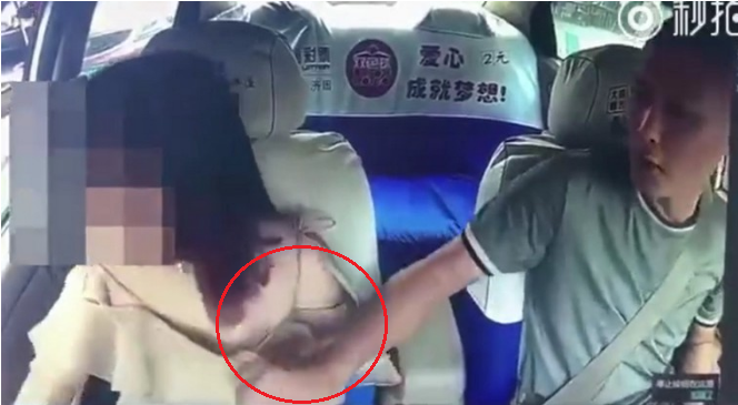 Cố ý kéo tuột áo, nhìn ngực khách nữ, tài xế taxi bị tước bằng lái, tạm giam 10 ngày