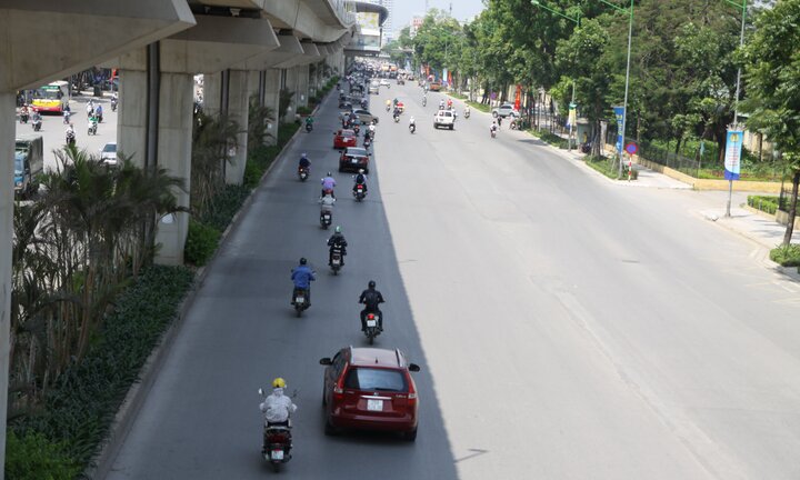 Ảnh: Muôn kiểu tránh nắng nóng 40 độ C của dân Thủ đô