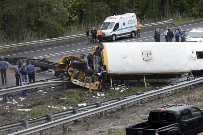 Video, Ảnh: Xe buýt trường học tai nạn thương tâm, 2 người thiệt mạng, 43 người bị thương