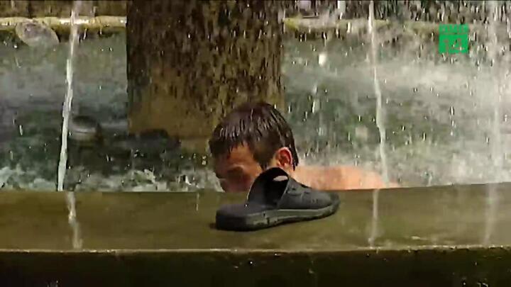 Dân Hà Nội vật vã chống nắng nóng như đổ lửa