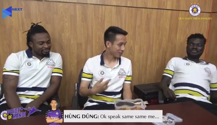 Video: Ngoại binh nhà bầu Hiển học tiếng Việt, hát nhạc Sơn Tùng MTP
