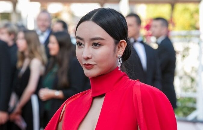 Thảm đỏ Cannes xuất hiện 'Phạm Băng Băng hàng nhái' hở ngực, kém duyên