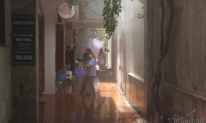 Ảnh: Cháy kho chứa đồ điện, dân Thủ đô nháo nhác cầm xô chậu dập lửa