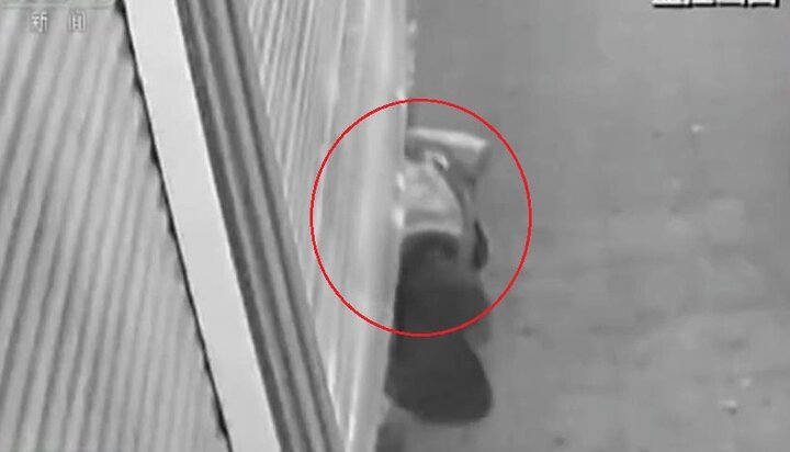 Clip: Đạo chích dùng 'Súc Cốt Công' chui qua cửa cuốn đóng kín, trộm vàng như phim