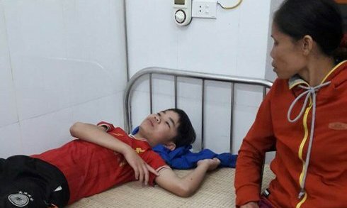 Ngồi chơi game ở hiên nhà, hai người bị sét đánh thương vong