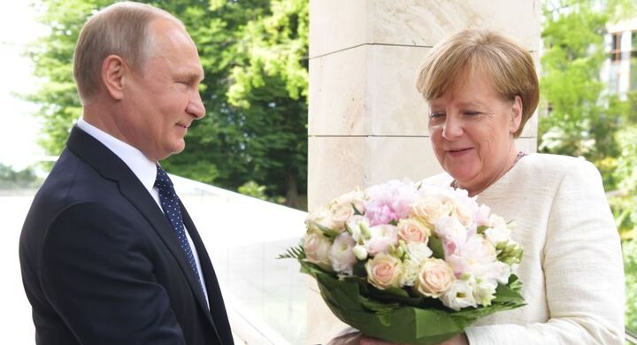 Video: Tổng thống Putin tặng hoa hồng cho Thủ tướng Merkel