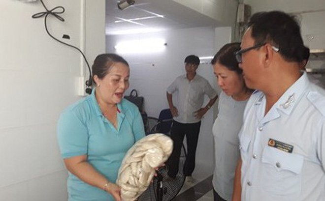 Phát hiện hàng trăm kg giò chả vi phạm an toàn thực phẩm