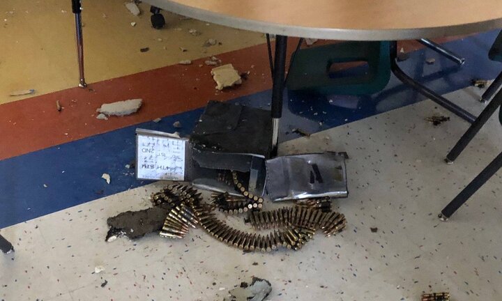 Trực thăng quân sự Mỹ đánh rơi hộp đạn xuống trường tiểu học