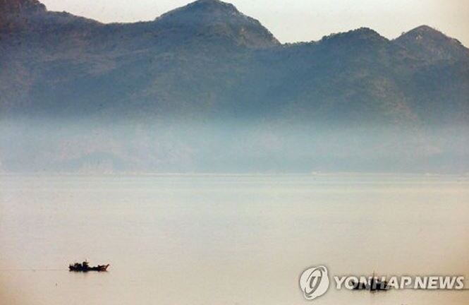 Thiếu tá Triều Tiên ngồi thuyền cùng dân thường đào tẩu sang Hàn Quốc