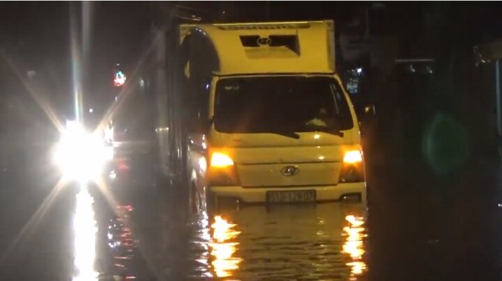 Mưa như trút nước toàn thành phố, đường Sài Gòn lập tức biến thành sông
