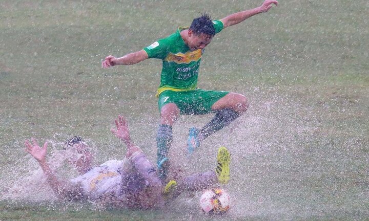 Dừng hình màn 'thủy chiến' giữa quân bầu Đức và đội bóng Tây Đô