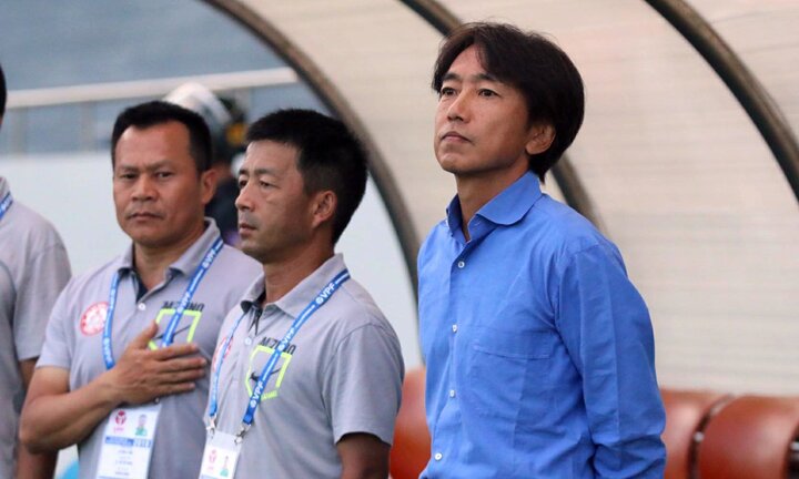 Học trò dập phổi, có thể đứt dây chằng, HLV Miura tố trọng tài bao che nạn bạo lực